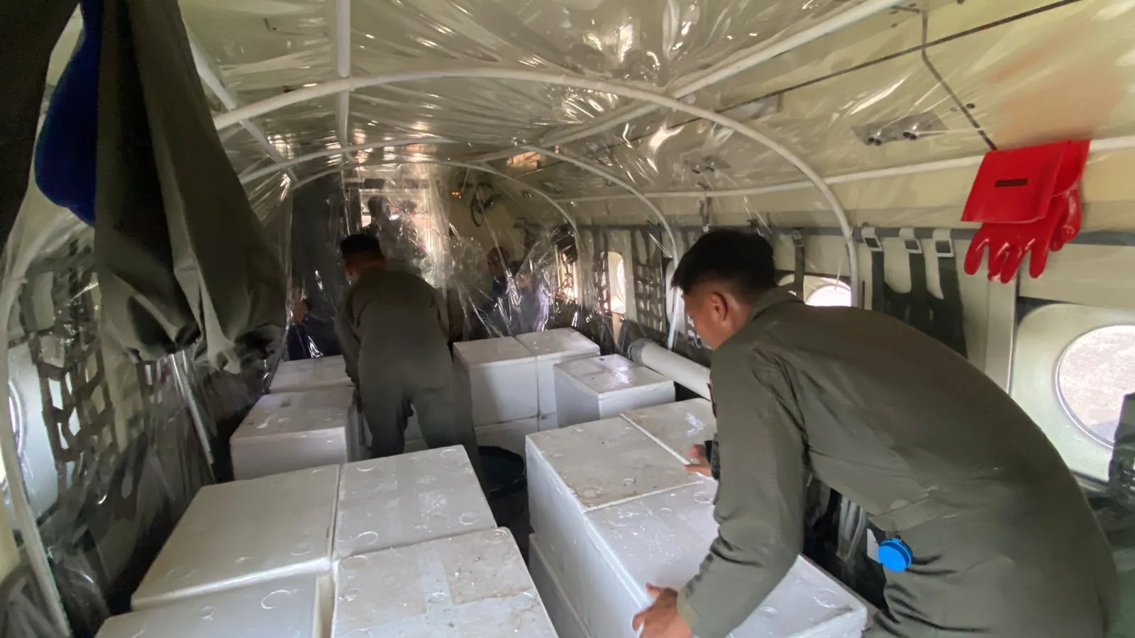 Lanud Sjamsudin Noor Pusat OMC Kalselteng, 5 Pesawat TNI AU Diterjunkan Semai NaCl dan Dry Ice