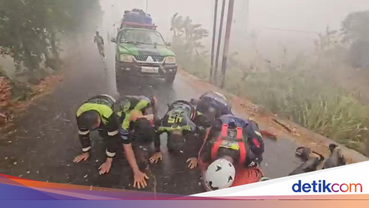 Relawan Karhutla di Banjar Sujud Syukur Saat Hujan Deras Turun Usai Berbulan-bulan Kekeringan
