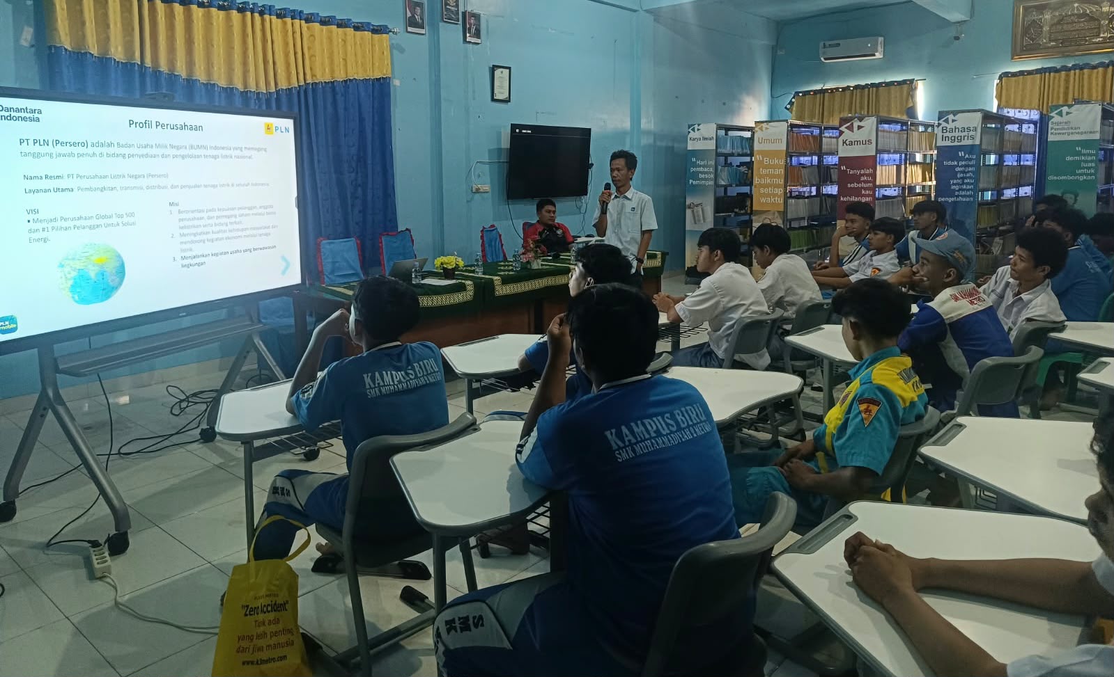 PLN UP3 Metro Bekali Puluhan Siswa SMK Muhammadiyah 2 Edukasi Keselamatan Listrik dan Layanan PLN Mobile