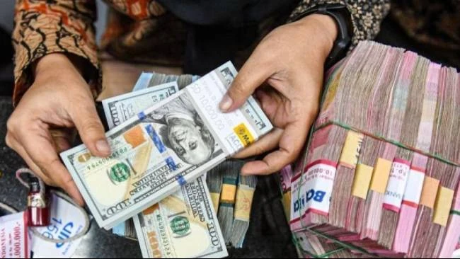 Rupiah Melemah ke Rp18.089 per Dolar AS, Brent Melonjak ke US$116,72