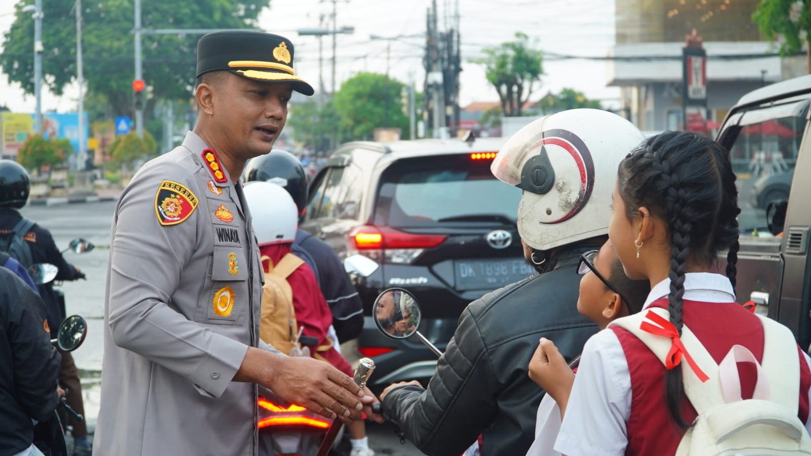 Kapolresta Denpasar Turun Atur Lalu Lintas Pagi di Simpang Kebo Iwa Gatot Subroto Barat