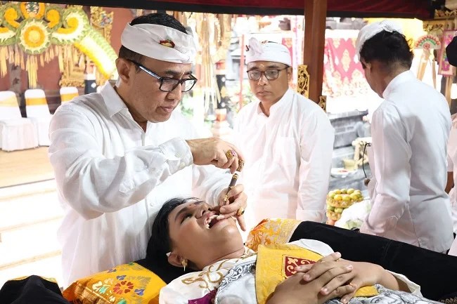 Wali Kota Denpasar Jaya Negara Ngayah Jadi Sangging di Metatah Massal Jero Abian Timbul Pemecutan