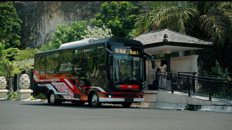 Hyundai Serahkan 11 Bus Listrik County EV untuk Transportasi Publik Bali