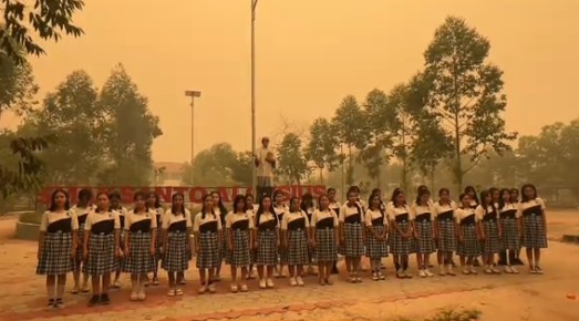 Siswi SMAK St Aloysius Palangkaraya Nyanyikan Ibu Pertiwi di Tengah Kabut Asap Karhutla yang Berlangsung Tiga Bulan