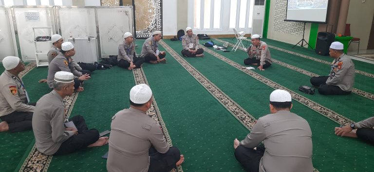 10 Personel Polda Sumsel yang Melanggar Disiplin Jalani Pembinaan Dimtaq di Masjid Al Aman Pakri Palembang