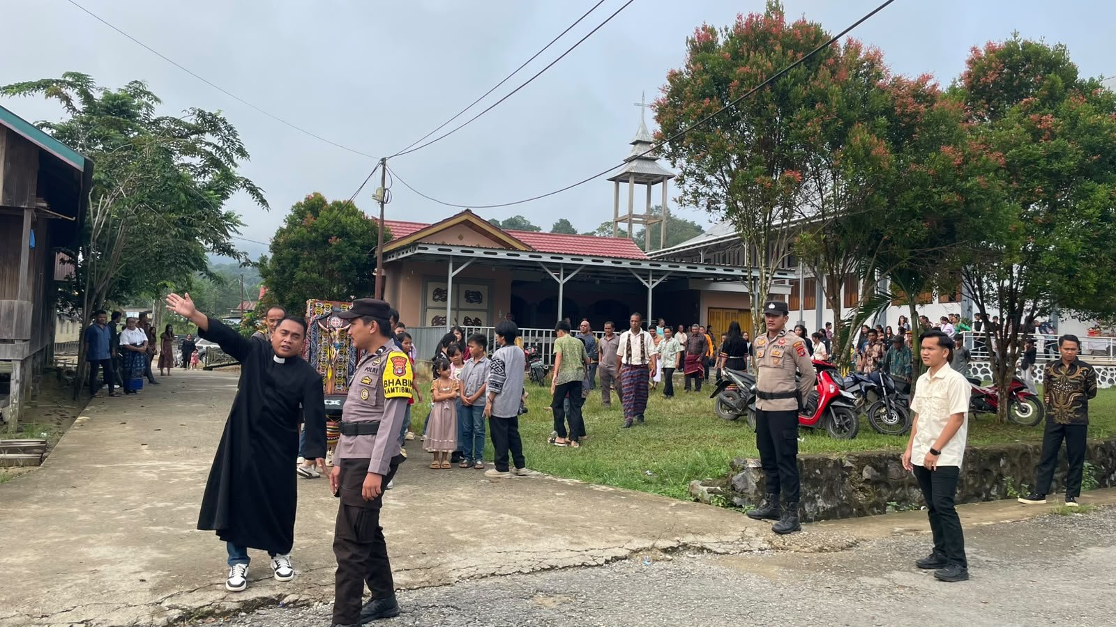Polresta Bulungan Kawal Perarakan Salib di Sekatak, 4 Personel Siaga Sepanjang Rute Trans Kaltara