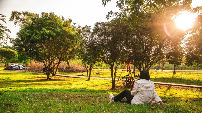 Taman Kota Jadi Tempat Lepas Penat Pekerja Jakarta Sepulang Kerja