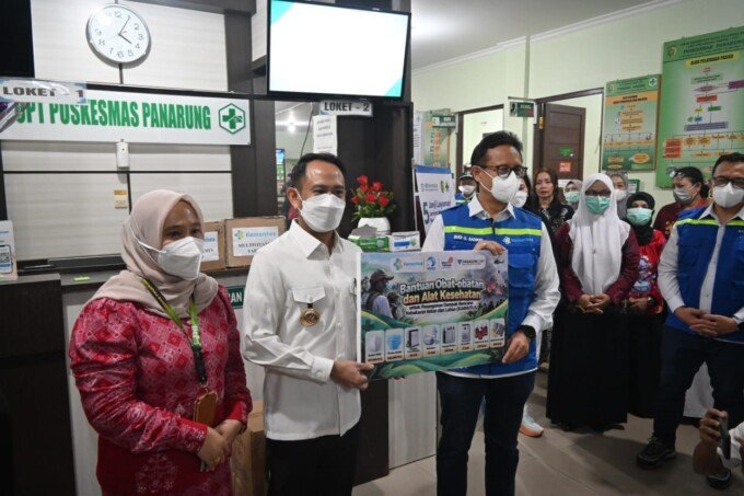 Menkes Budi Gunadi Sadikin Tinjau Puskesmas Panarung Palangka Raya, Serahkan Bantuan Oksigen hingga Masker N95 untuk Karhutla