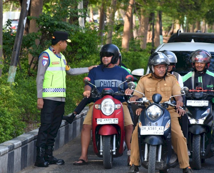Wakapolda NTT Brigjen Pol Faizal Turun Atur Lalu Lintas di Perempatan Kantor Gubernur Kupang