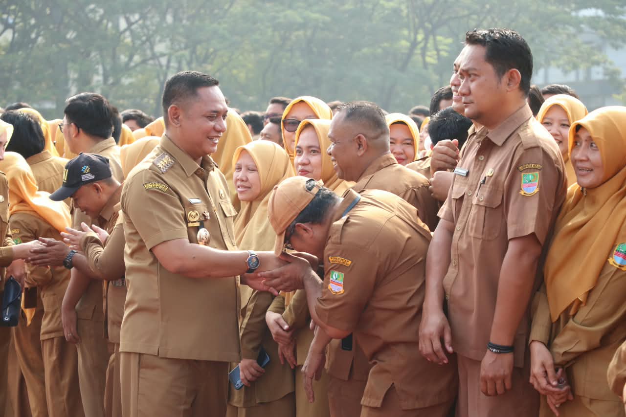 Bupati Bekasi Asep Surya Atmaja Pimpin Apel Perdana, Minta ASN Tinggalkan Pola Kerja Lambat dan Turun Langsung ke Warga