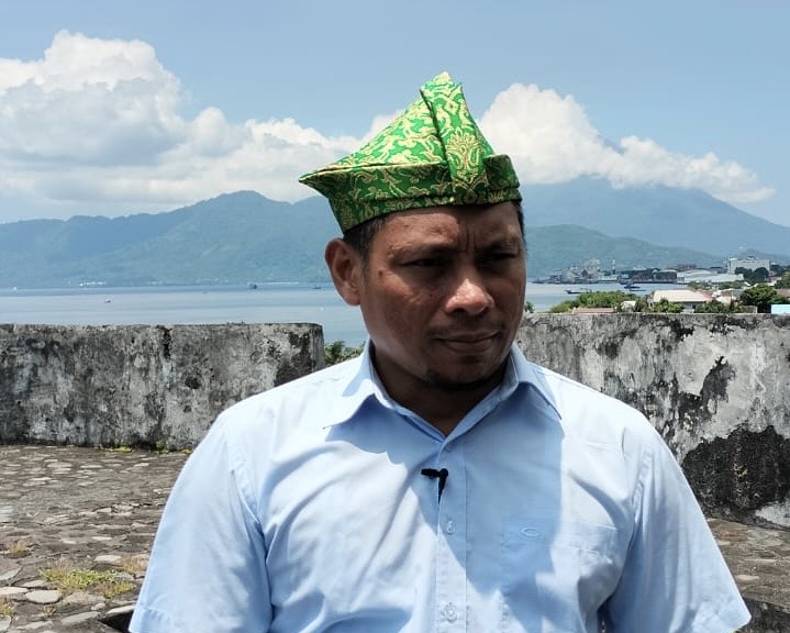 Dosen Unkhair Hudan Irsyadi Raih Anugerah Tokoh Akademisi Budaya di Festival Tara No Ate Ternate