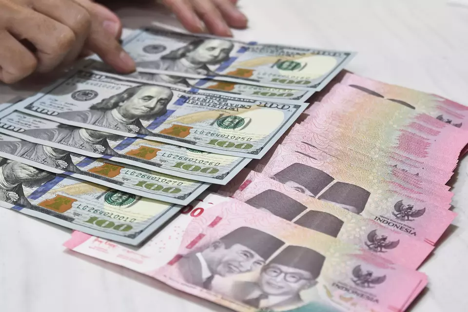 Rupiah Diprediksi Melemah ke Rp 18.130, Harga Minyak dan Pangan Jadi Biang Tekanan