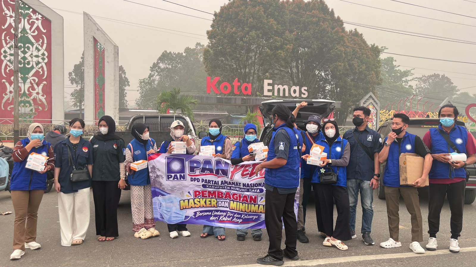 DPD PAN Murung Raya Bagikan Masker dan Vitamin C di CFD Puruk Cahu, Warga Rebutan Manfaat di Tengah Kabut Asap