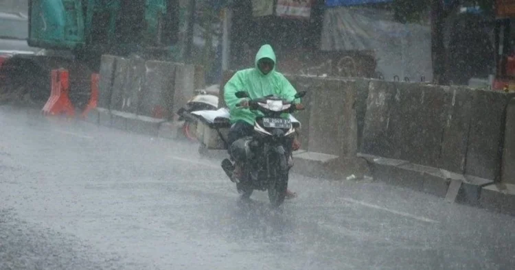 BMKG Minangkabau Prakirakan Hujan Sedang hingga Lebat Guyur Solok Selatan, Sijunjung, dan Dharmasraya Siang Ini