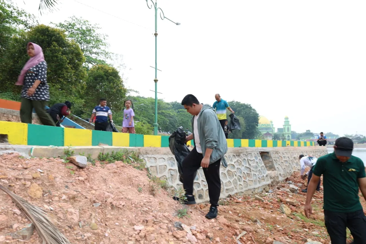 Bupati Bintan Roby Kurniawan Dampingi Gubernur Kepri Ansar Ahmad Gotong Royong Bersihkan Taman Kolam Kijang
