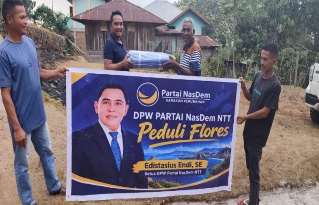 NasDem NTT Salurkan 100 Terpal untuk Warga Terdampak Gempa Flores di Manggarai Barat