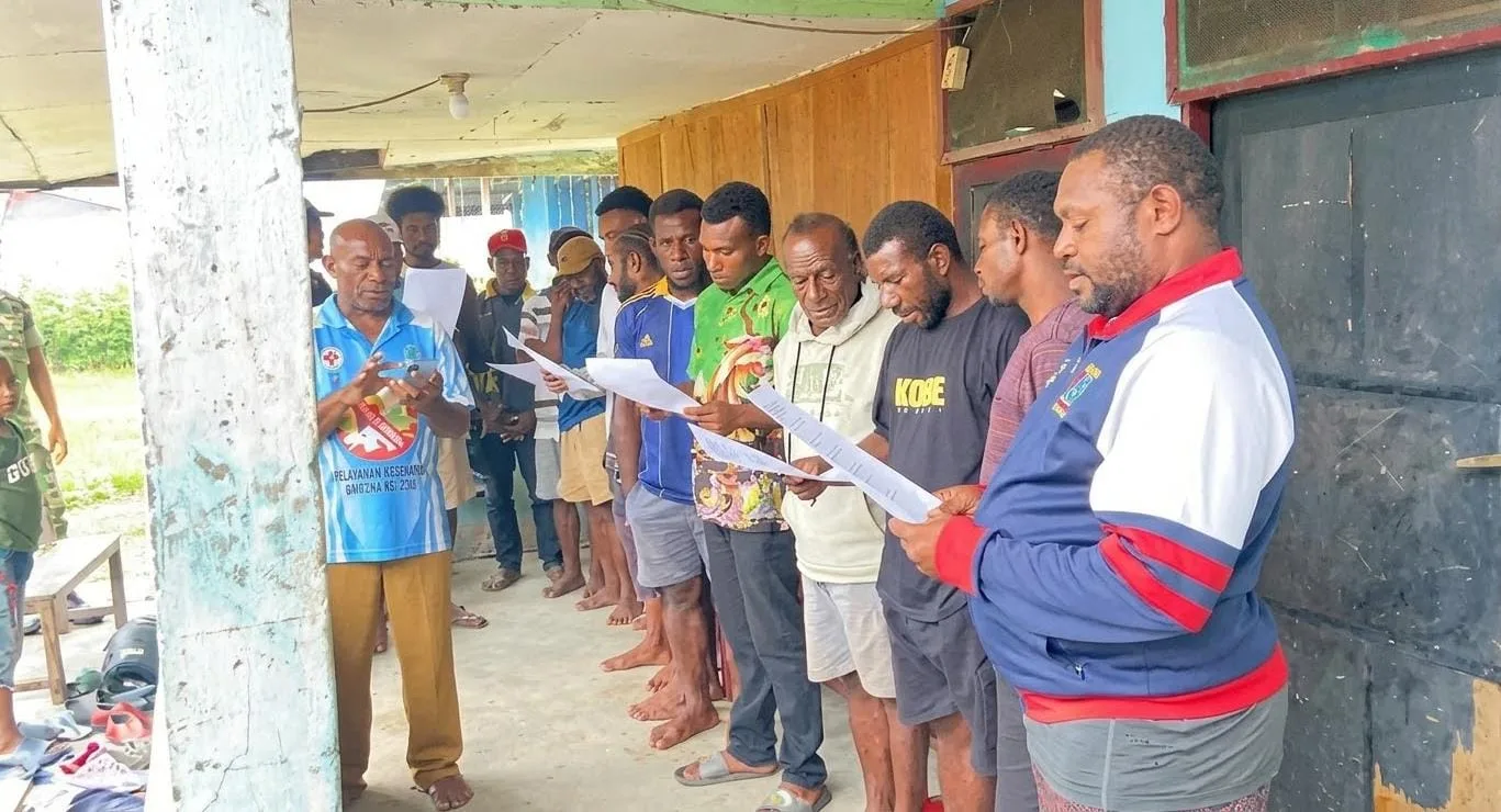 Kepala Suku Enghuarasit dan Yonif TP 910/Aherfaiyona Gelar Silaturahmi dan Bagi Sembako di Mamberamo Raya