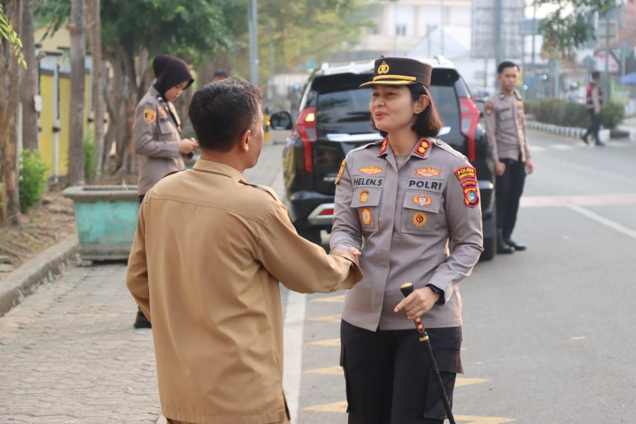Kapolres Bangka Barat Turun Langsung Pantau Arus Lalu Lintas di Depan SMAN 1 Mentok