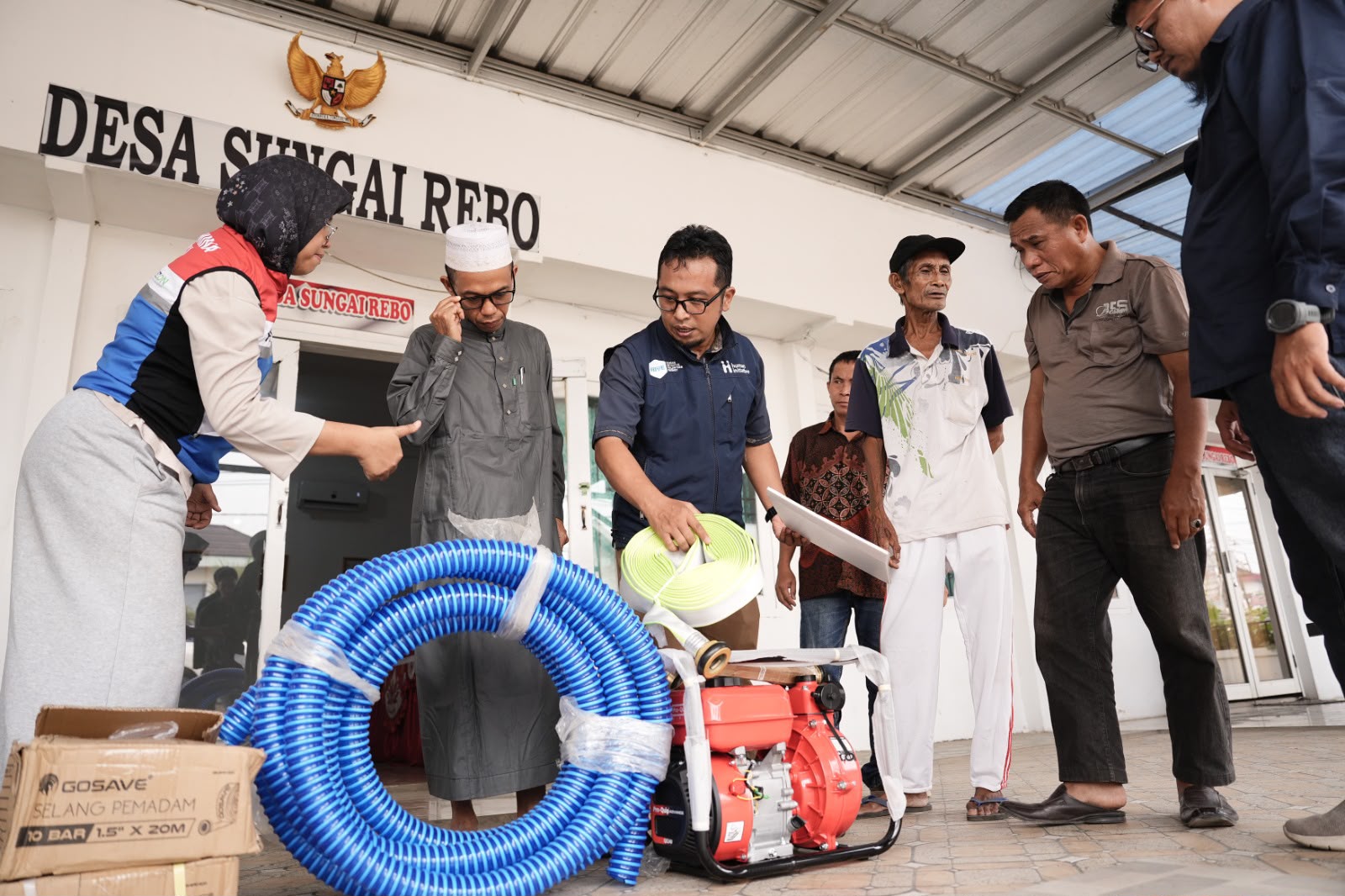 Kilang Plaju dan Perta Samtan Gas Serahkan Alat Pemadam ke MPA Sungai Rebo Banyuasin, Antisipasi Karhutla