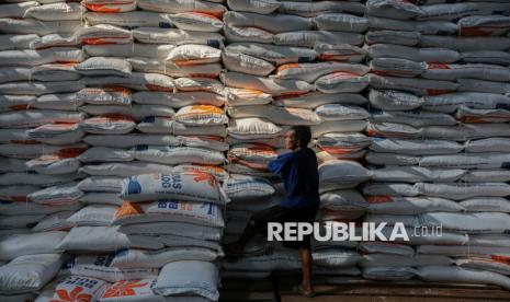 Bulog Lelang 380 Ribu Ton Beras Turun Mutu, Prioritaskan UMKM