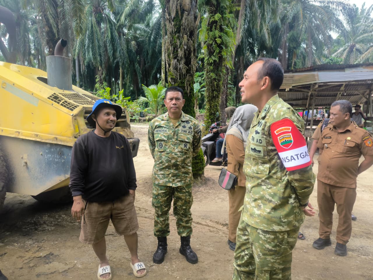 Dandim 0209/Labuhanbatu Cek Langsung Jalan TMMD ke-130 di Desa Aek Batu, Minta Kualitas Tak Dikorbankan