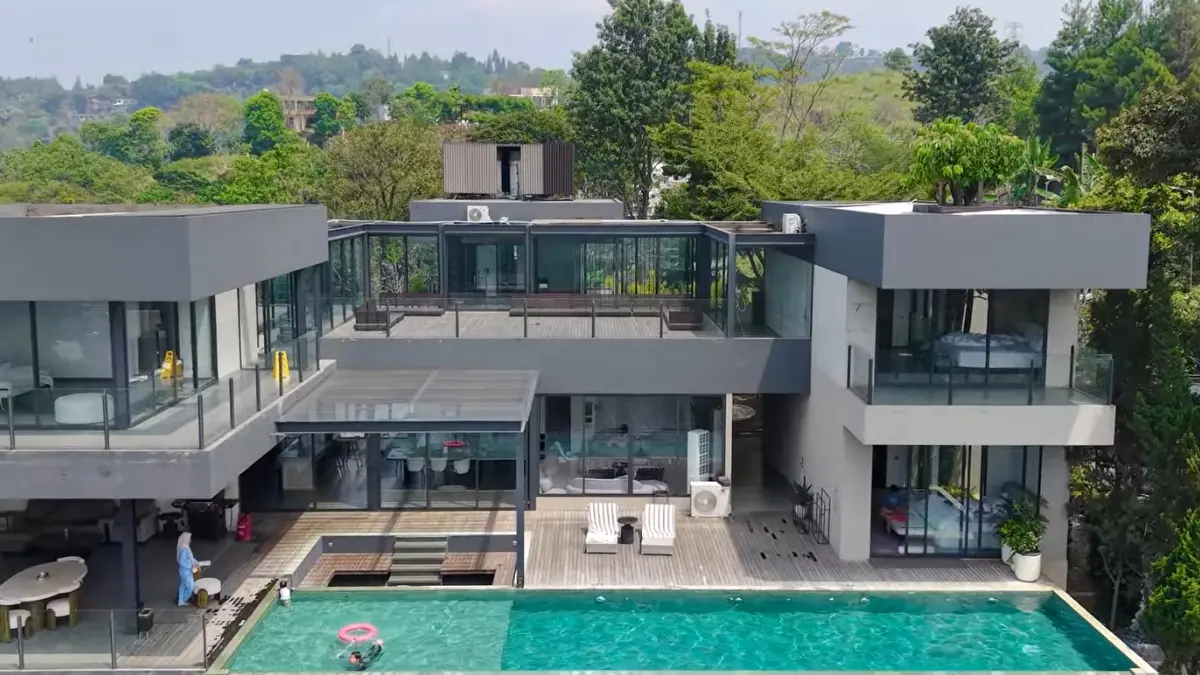 Amulya Luxury Villa Dago Bandung: 4 Kamar Suite, Kolam Air Hangat, dan Suasana Industrialis untuk Liburan Keluarga