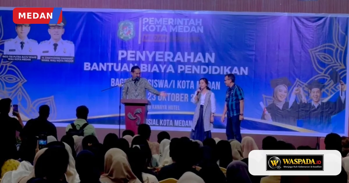 Wali Kota Medan Rico Waas Serahkan Laptop Baru ke Mahasiswi Unimed