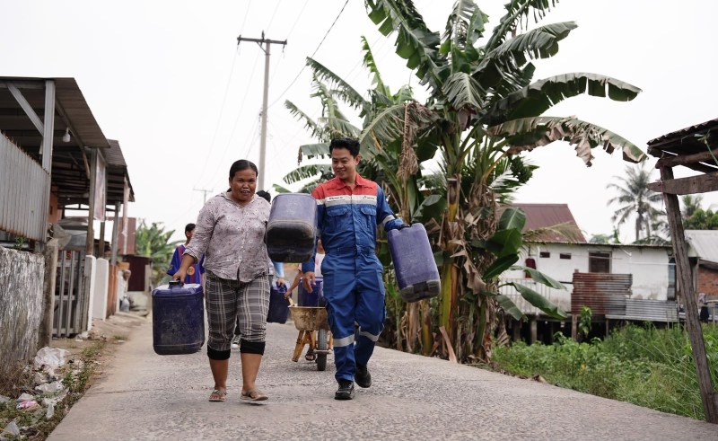Relawan Pertamina Peduli Kilang Plaju Salurkan Air Bersih ke 5 Wilayah di Palembang