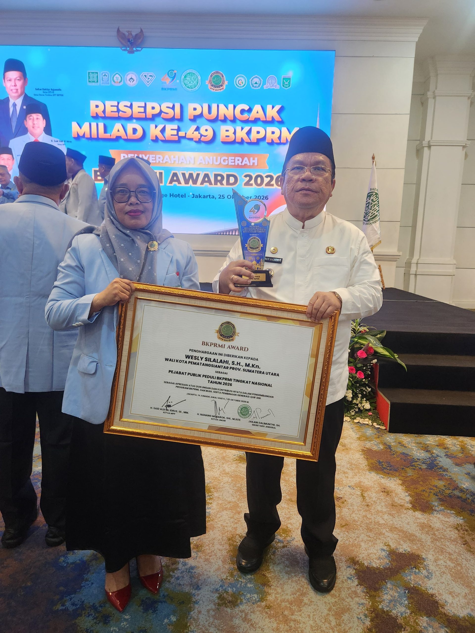 Wali Kota Pematangsiantar Wesly Silalahi Terima BKPRMI Award sebagai Tokoh Peduli Anak Yatim