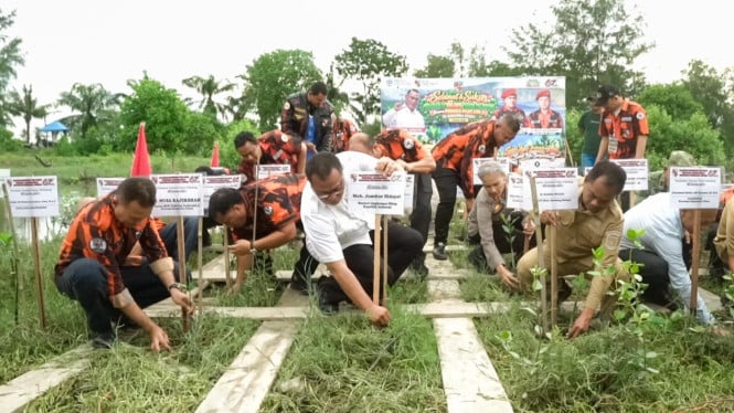 Pemuda Pancasila Sumut dan KLH Tanam 100.000 Pohon di Pantai Romantis Sergai, 250 Warga Ikut Pengobatan Gratis