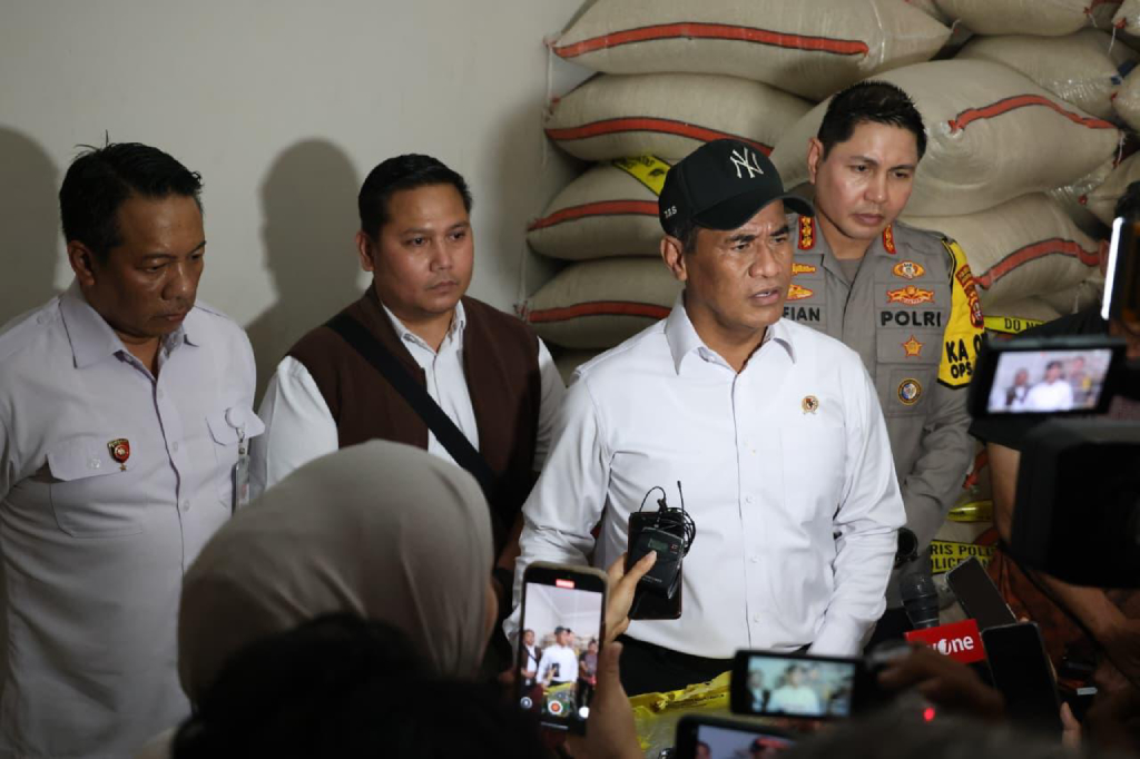 Mentan Amran Murka Temukan Beras SPHP Dioplos Jadi Premium di Jakarta Timur