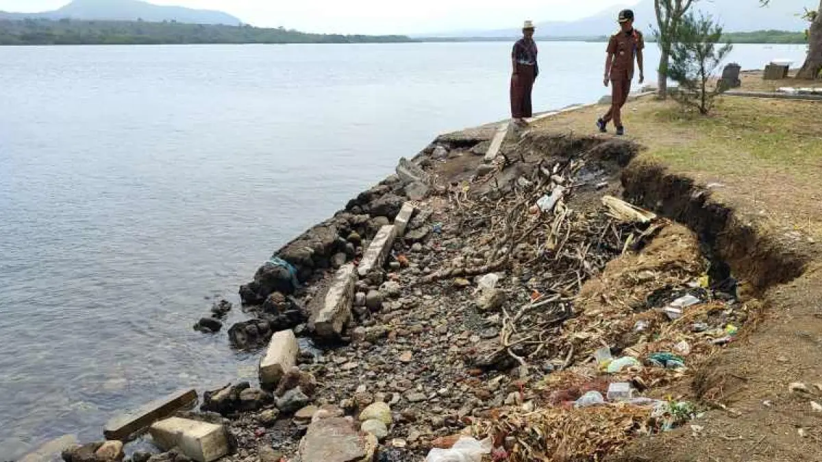 Abrasi Gerus Pura Segara Gilimanuk, Senderan Pantai 25 Meter Ambrol Sejak Gelombang Tinggi Agustus 2025