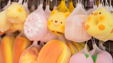 Mainan Squishy dan NeeDoh untuk Anak: Manfaat Sensorik dan Risiko Bahannya
