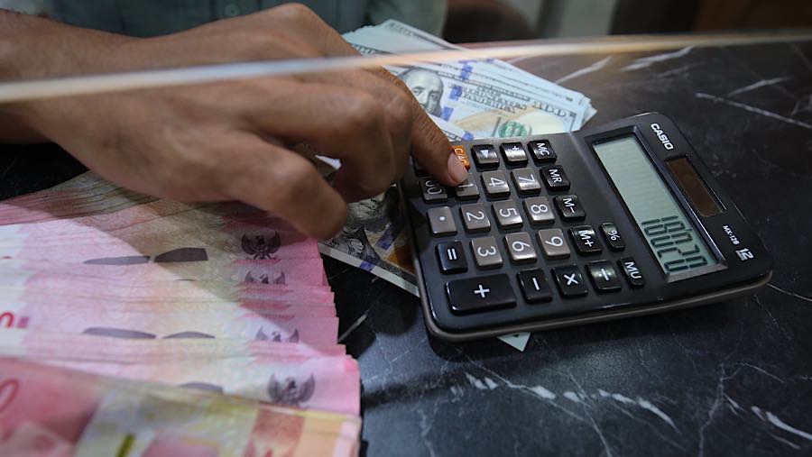 Rupiah Tertekan di Rp18.207/US$, MSCI dan Lelang SUN Jadi Beban Ganda