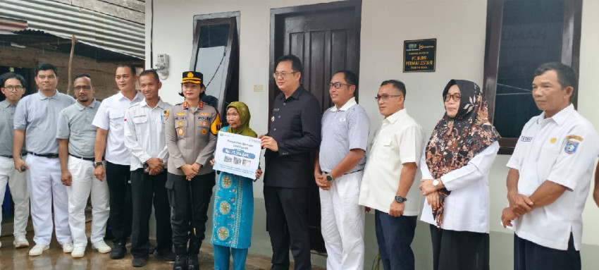 Bupati Bangka Barat Serahkan Bantuan Bedah Rumah di Desa Pangkalberas, Libatkan PT Bumi Permai Lestari dan Tzu Chi