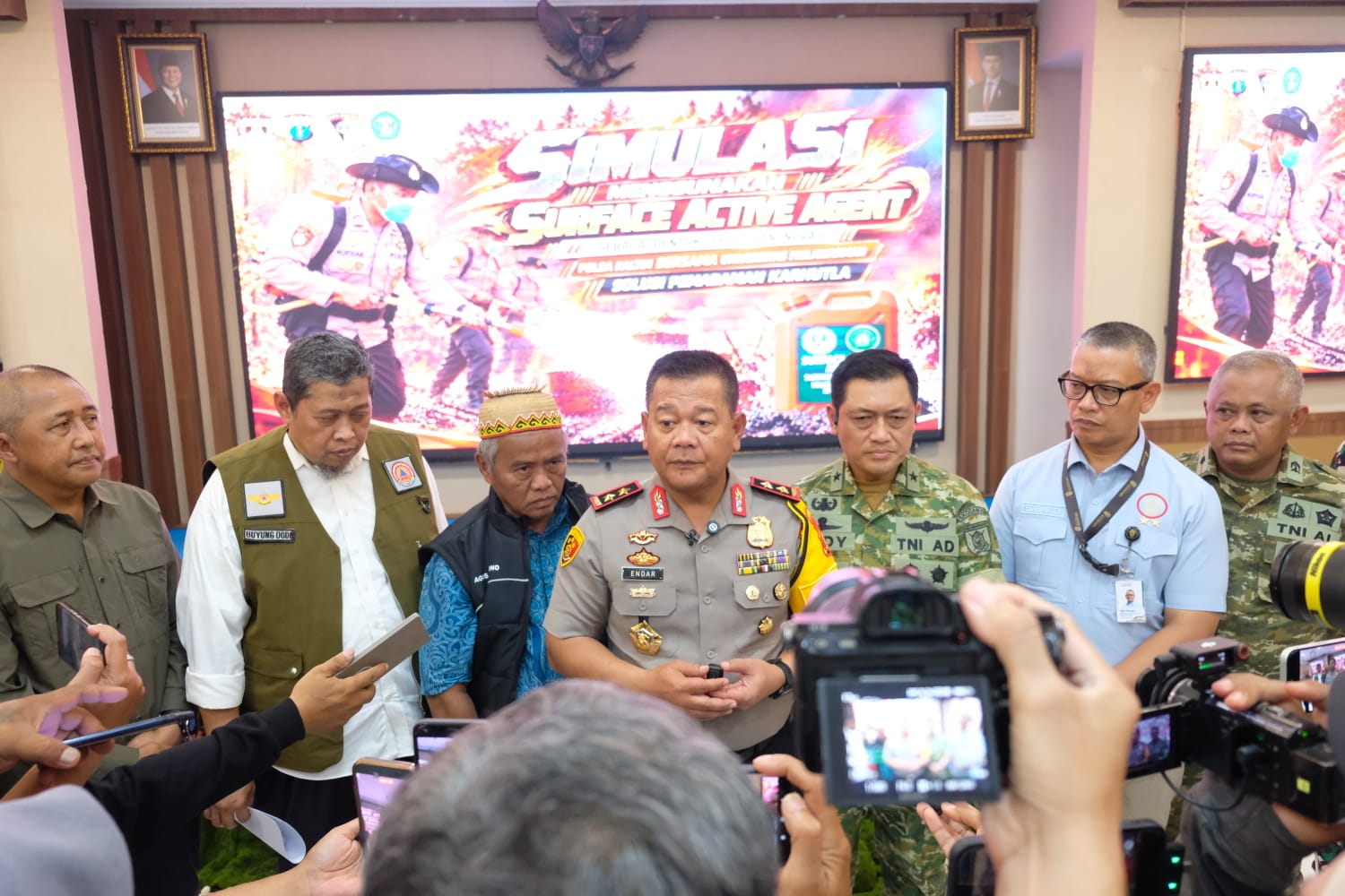 Polda Kaltim dan Universitas Mulawarman Uji Surface Active Agent untuk Padamkan Karhutla di Balikpapan