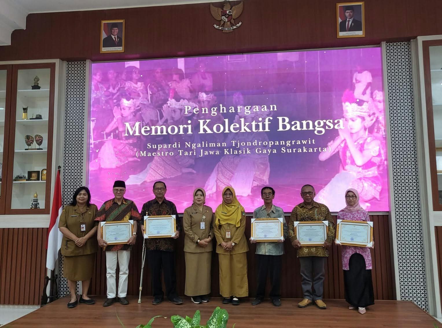 Pemkot Solo Beri Penghargaan Memori Kolektif Bangsa ke Waldjinah hingga Gesang, DPMPTSP Raih Kearsipan Terbaik