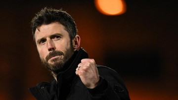 Gary Neville Terkejut Manajemen MU Pertahankan Michael Carrick