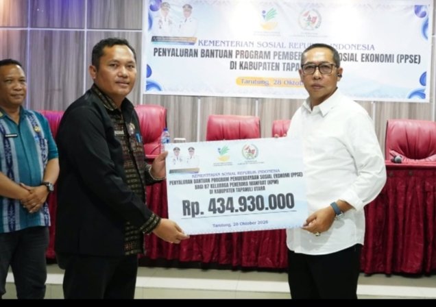 Bupati Taput Serahkan Bansos PSSE Rp 434,93 Juta ke 87 KPM di 9 Kecamatan