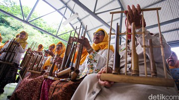 Sekolah Lansia Fatmawati: Belajar dan Bermain Angklung Bersama