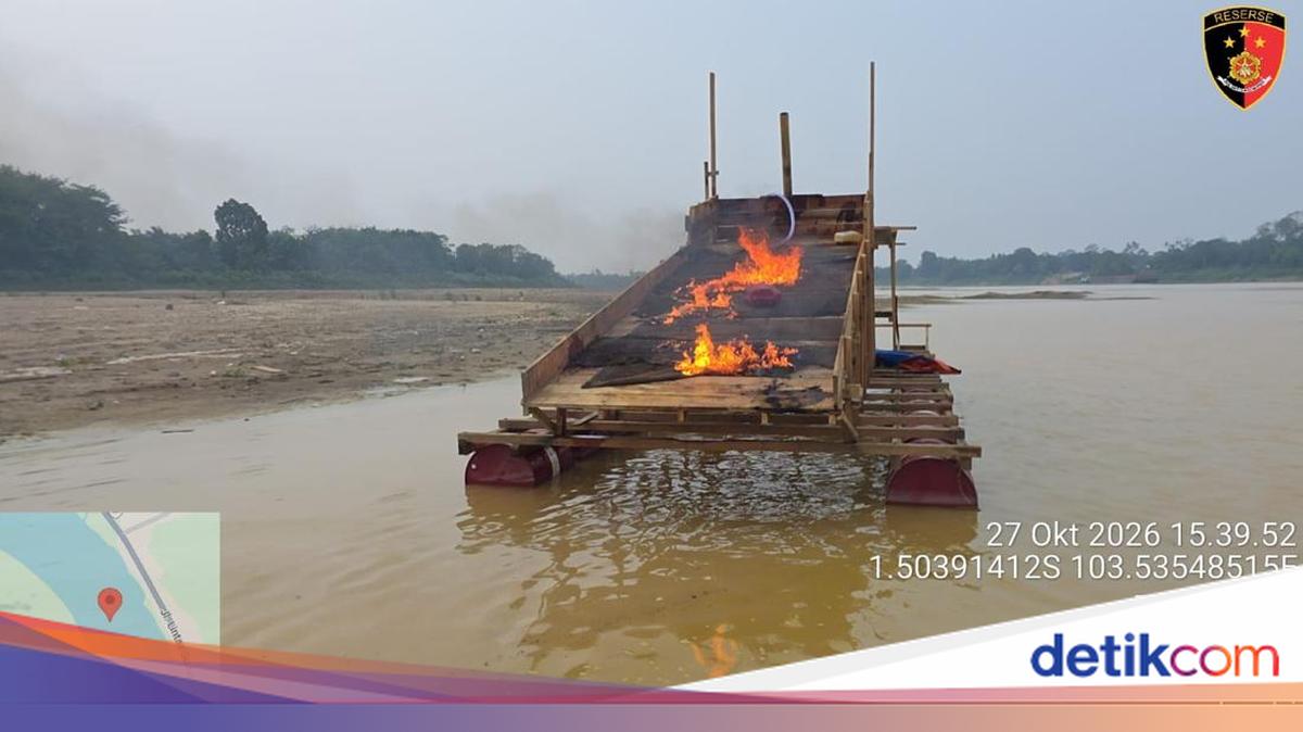 Polres Muaro Jambi Bakar Satu Rakit Tambang Emas Ilegal di Sekernan, Razia DAS Batanghari Berlanjut