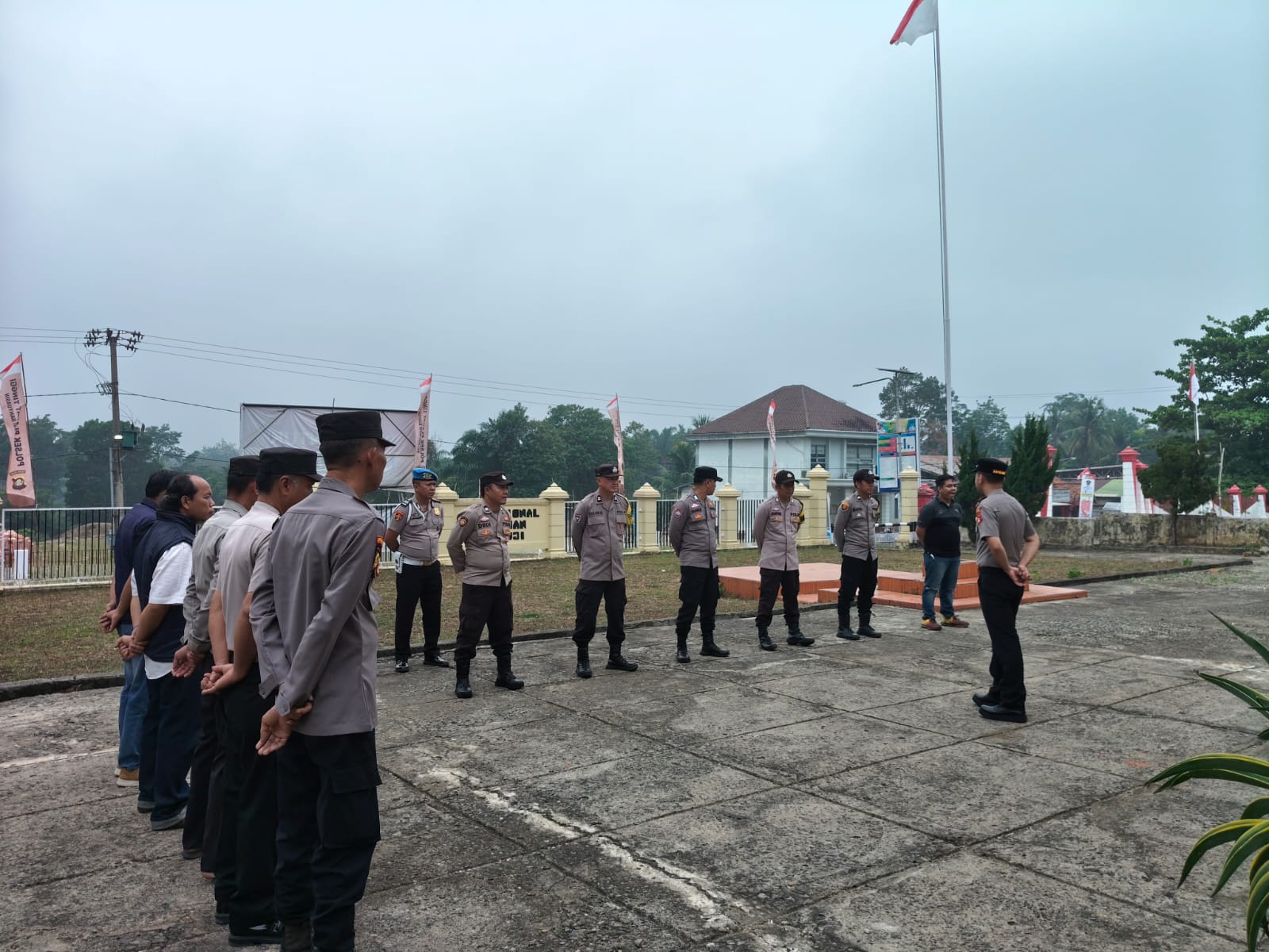 Kapolsek Plakat Tinggi Muba Tegaskan Larangan Pelanggaran ke Seluruh Anggota di Apel Pagi