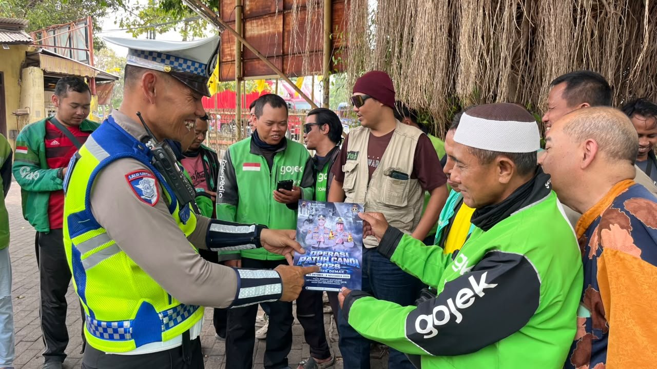 Polres Demak Edukasi Pengemudi Ojol di Pangkalan Selama Operasi Patuh Candi 2026, Tekankan Helm SNI dan Larangan Lawan Arus