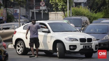Satpol PP DKI Larang Pengendara Beri Uang ke Pak Ogah, Ini Aturan Perdanya