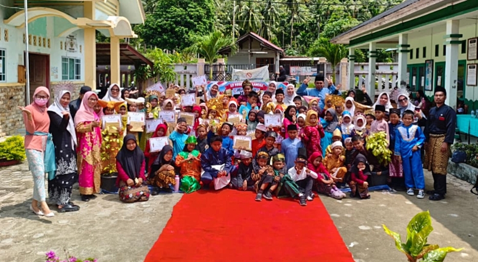 SDN 009 Landak Jemaja Peringati Sumpah Pemuda ke-98, Upacara hingga Aneka Lomba Meriahkan Sekolah