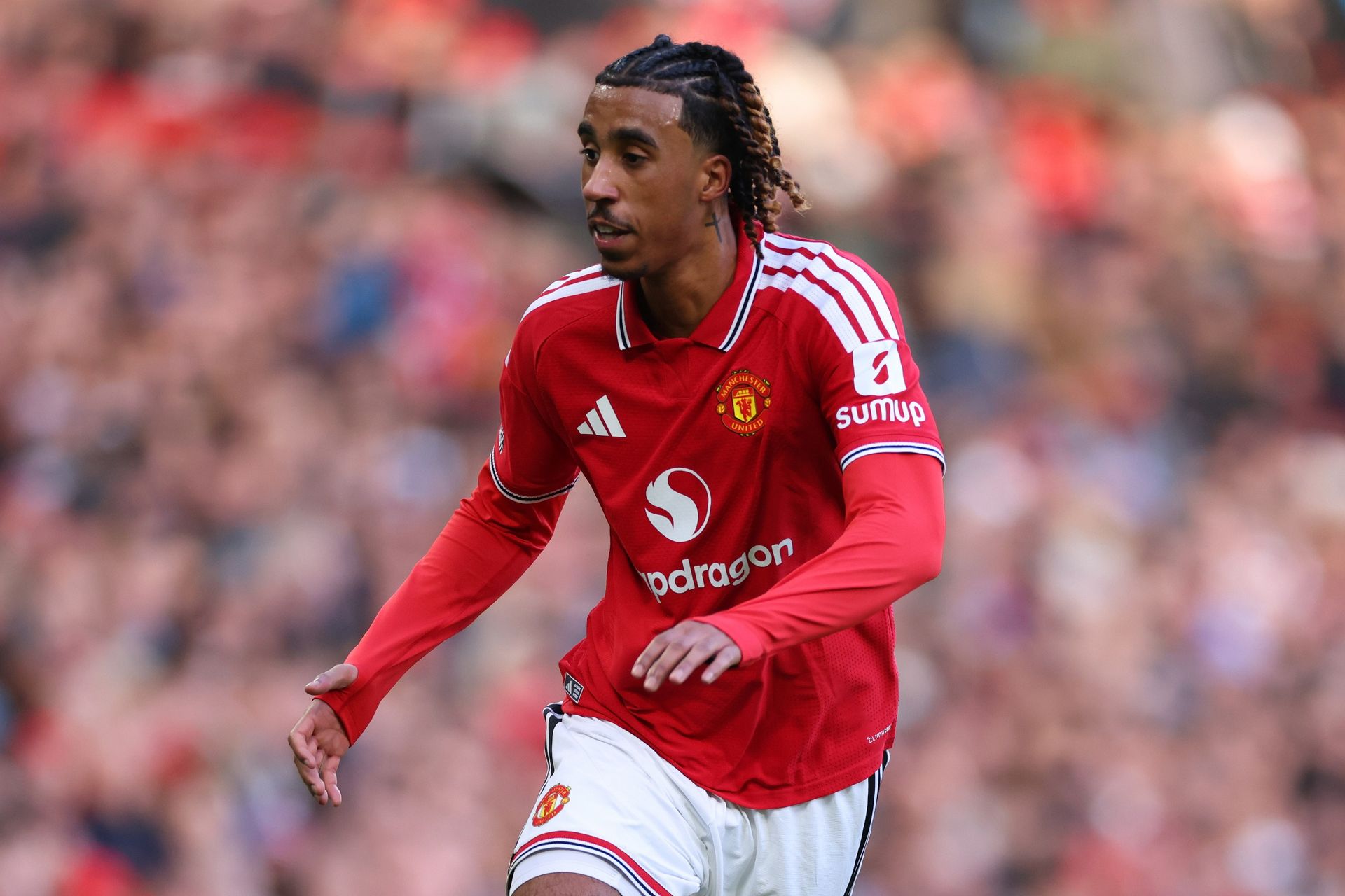 AC Milan Incar Leny Yoro dari Manchester United untuk Proyek Pertahanan