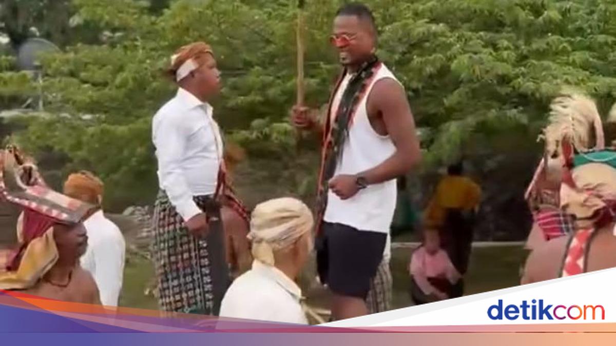 Legenda MU Patrice Evra Berlibur ke Labuan Bajo, Disambut Tari Caci dan Berpose dengan Komodo
