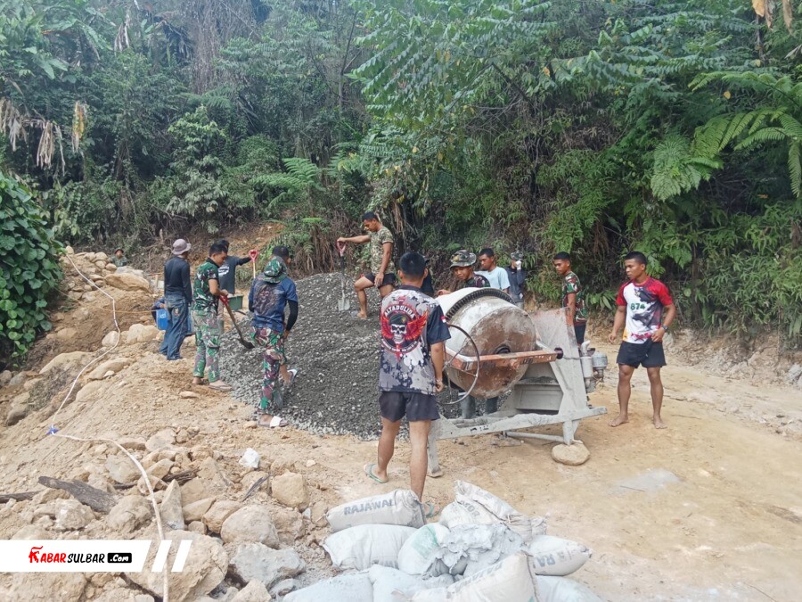 TMMD ke-130 Kodim 1418/Mamuju Cor Rabat Beton Jalan Dusun Pammulukang Barat, Warga Ikut Gotong Royong