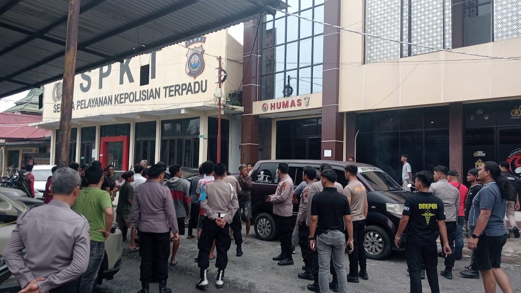 Warga SAD Bawa Kecepek Kepung Polres Merangin Usai 2 Penambang Ilegal Ditangkap