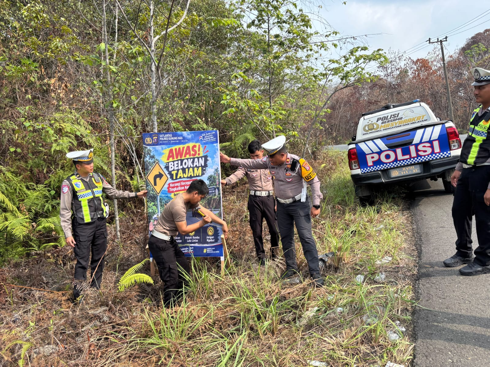 Satlantas Polres Gunung Mas Pasang Spanduk Imbauan di Tikungan Tajam Jalan Lintas Kurun–Sepang